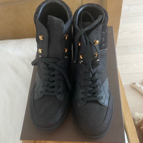 Louis vuitton authentic black suede wedge sneaker 37 approx. 21/2 lift wedge - Picture 2 of 7